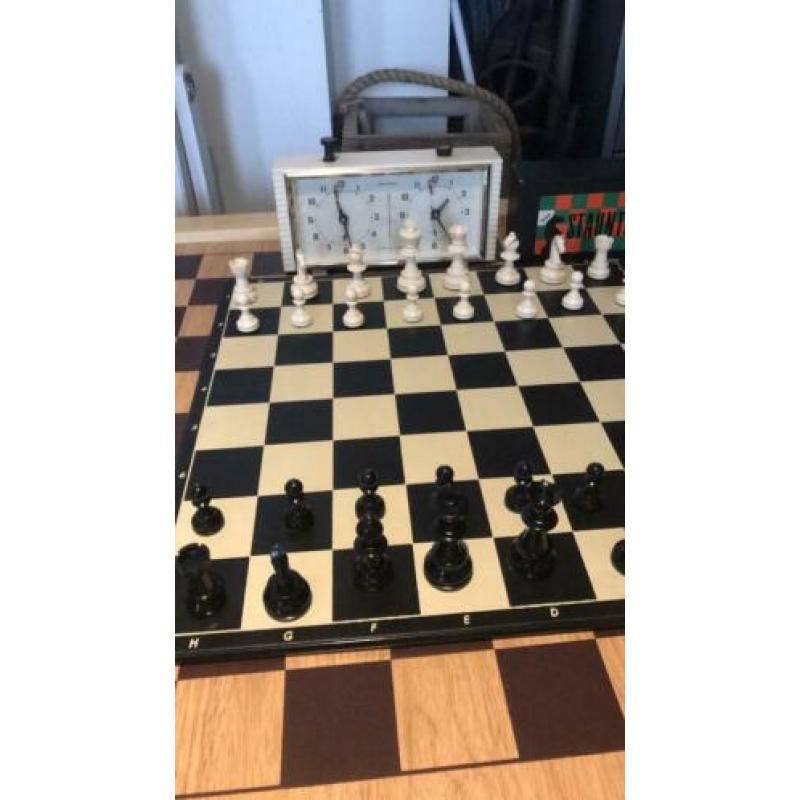 Te koop schaakspel en schaakklok