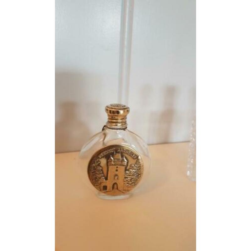 Antieke parfumflesjes met zilveren dop
