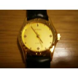 Goudkleurig horloge met zwart bandje