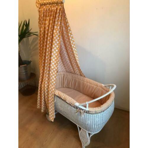 Vintage rieten wieg met nieuwe bekleding en matras