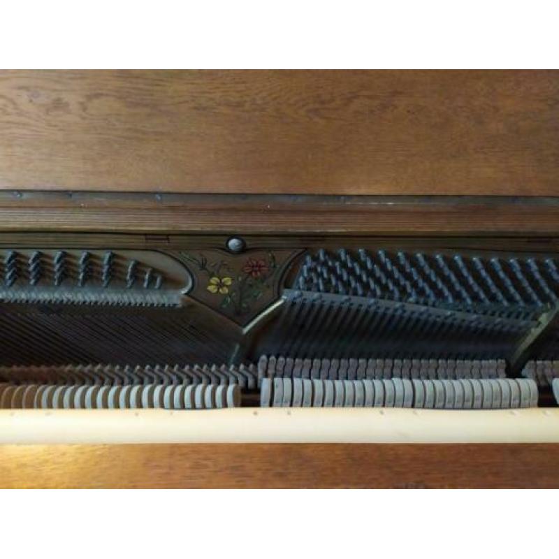 regelmatig gestemde piano met diepe kast en volle klank