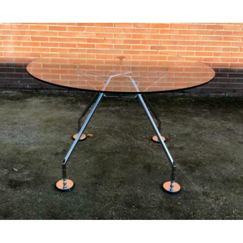 Ronde Tecno -Nomos tafel Sir Norman Foster