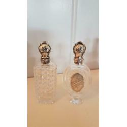 Antieke parfumflesjes met zilveren dop