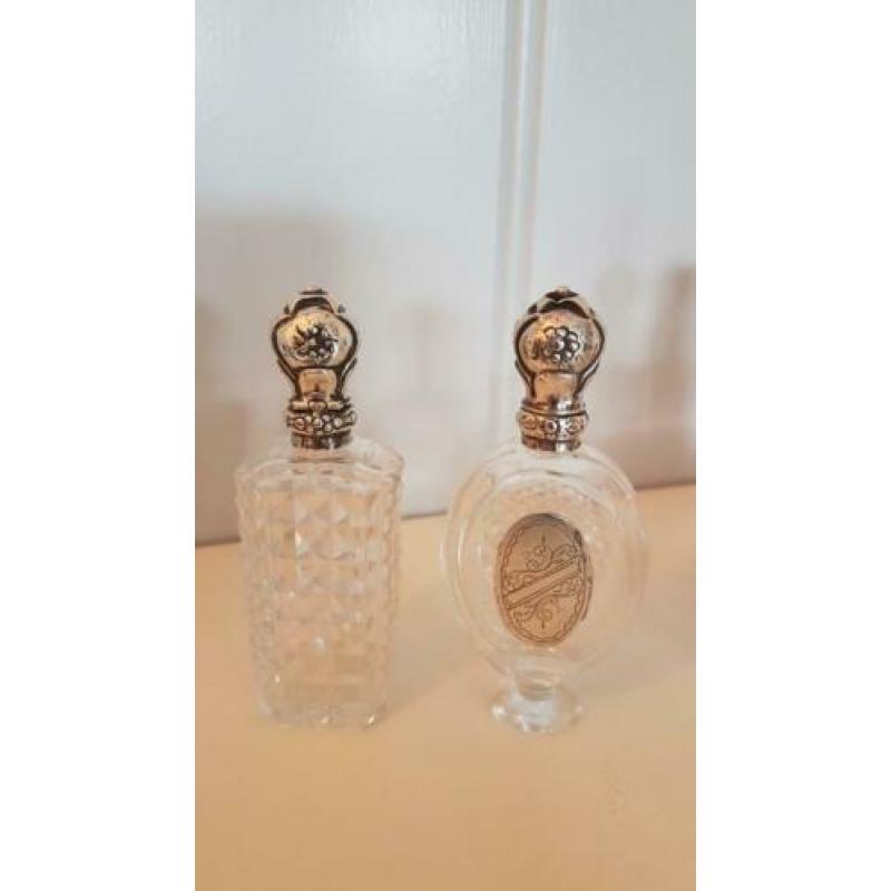 Antieke parfumflesjes met zilveren dop