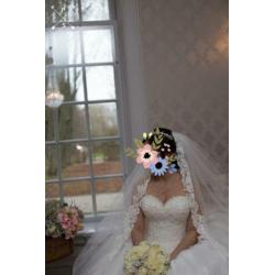 Prachtige bruidsjurk met lange sleep + hoepel, sluiers,kroon