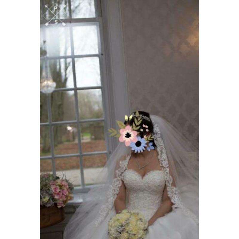 Prachtige bruidsjurk met lange sleep + hoepel, sluiers,kroon