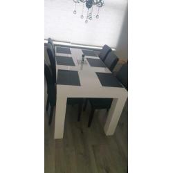 Eettafel met stoelen