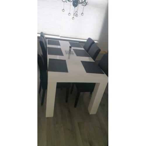 Eettafel met stoelen