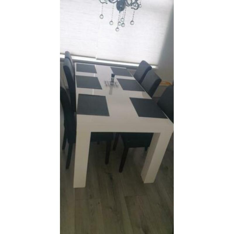 Eettafel met stoelen
