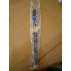 Goudkleurig horloge met zwart bandje