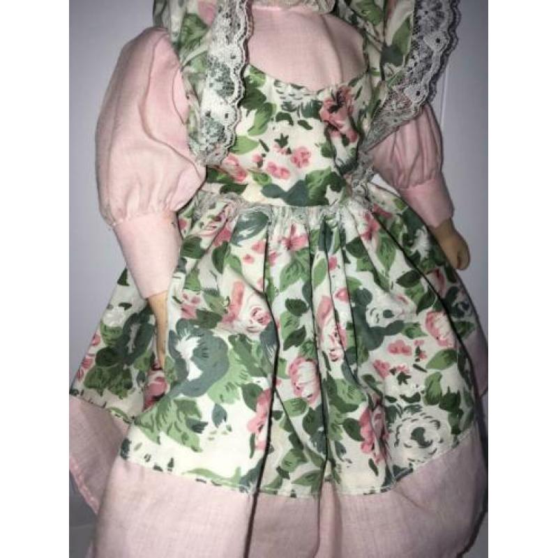 Antieke poppen met een bekleed bankje