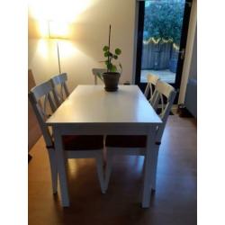 Ikea eettafel met 5 stoelen
