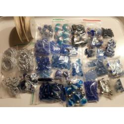 105 - pakket/ partij kralen (blauw)