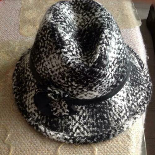Dames hoed mt.57 cm.zwart/wit geruit en gevoerd