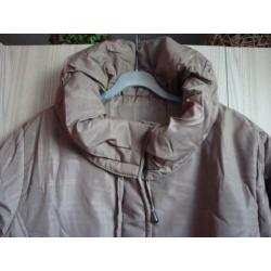 Warme nieuwe beige winterjas met een blokje. One size
