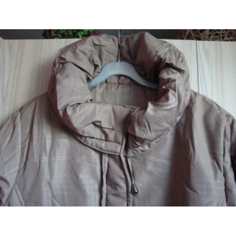 Warme nieuwe beige winterjas met een blokje. One size
