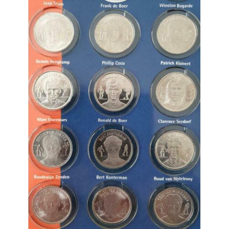 Te koop: Complete verzamelmap ORANJE 2000, alle munten.