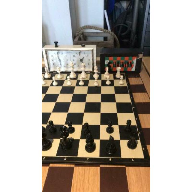Te koop schaakspel en schaakklok