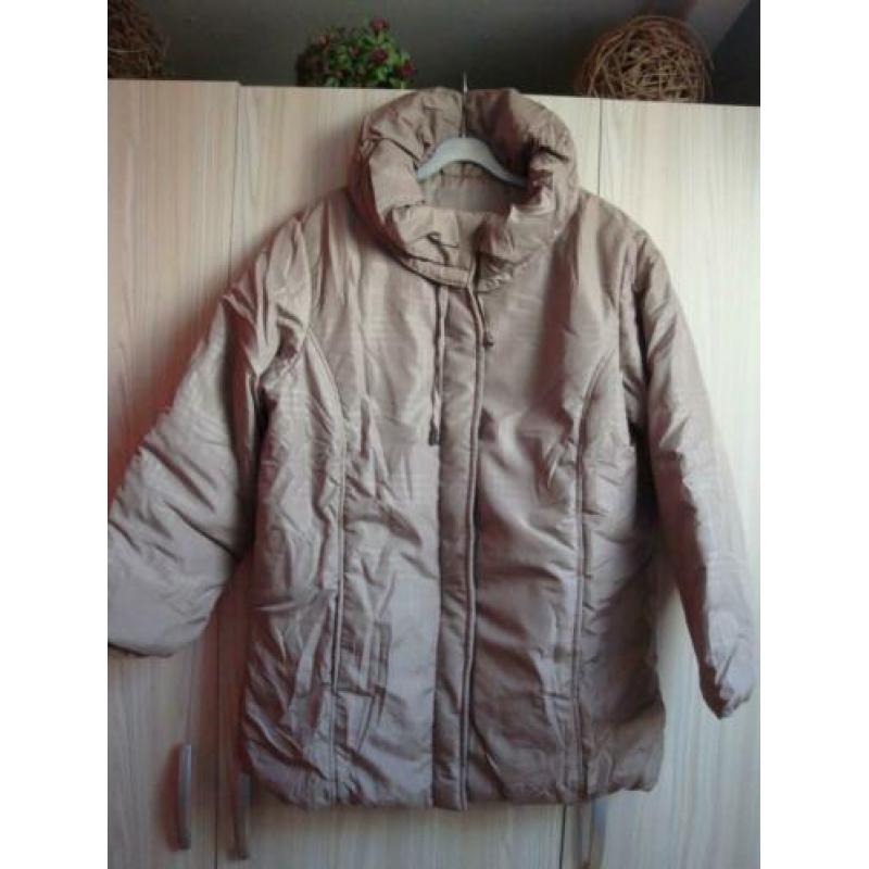 Warme nieuwe beige winterjas met een blokje. One size