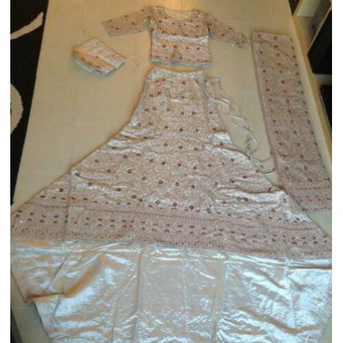 Lehenga met sleep salwaar kameez sari saree anarkali