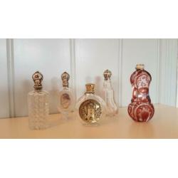 Antieke parfumflesjes met zilveren dop