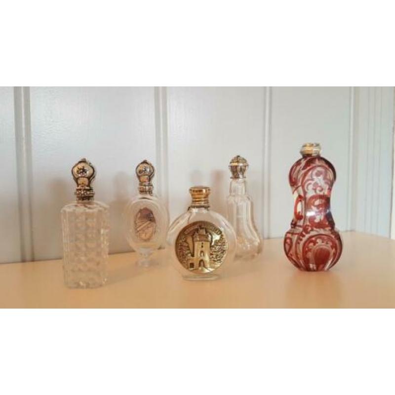 Antieke parfumflesjes met zilveren dop
