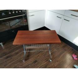 Kranten- of bijzettafel