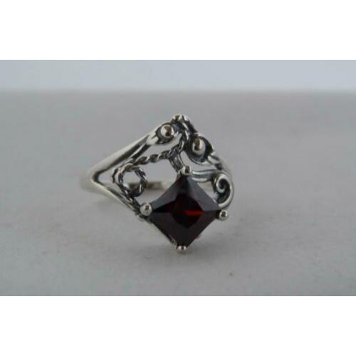 KORTING klassieke zilveren ring met granaat 9