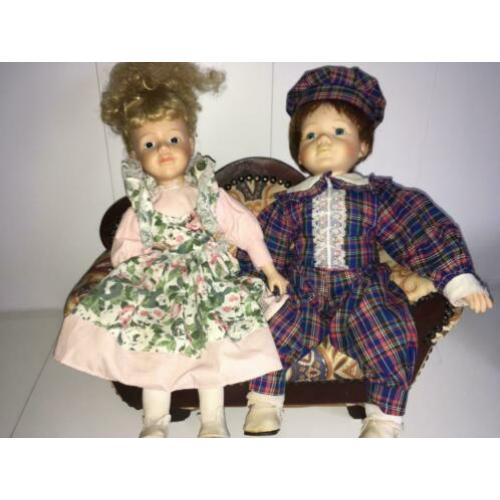 Antieke poppen met een bekleed bankje