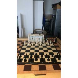Te koop schaakspel en schaakklok