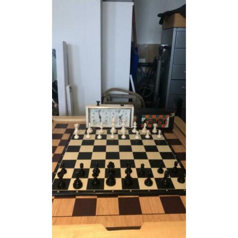 Te koop schaakspel en schaakklok
