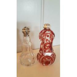 Antieke parfumflesjes met zilveren dop