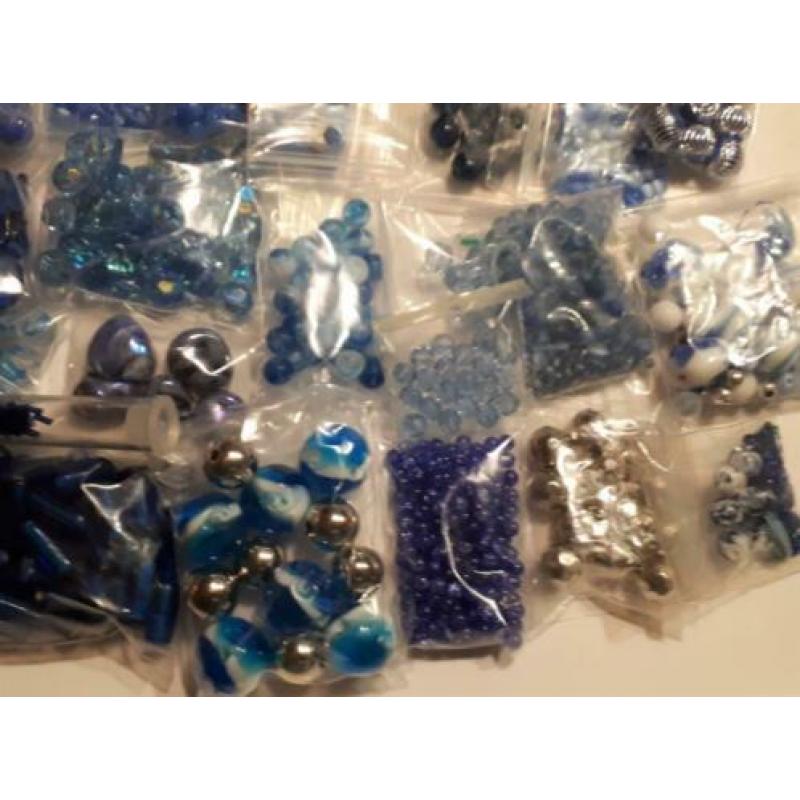 105 - pakket/ partij kralen (blauw)