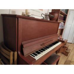 regelmatig gestemde piano met diepe kast en volle klank