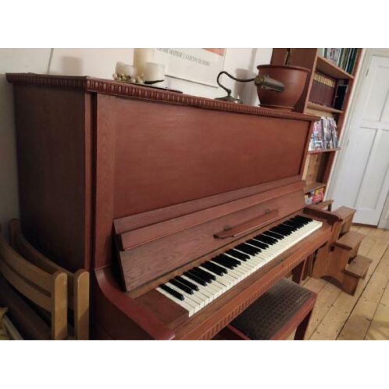 regelmatig gestemde piano met diepe kast en volle klank