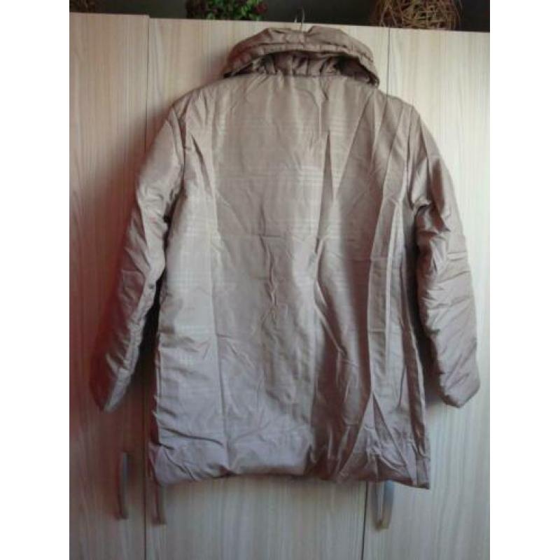 Warme nieuwe beige winterjas met een blokje. One size