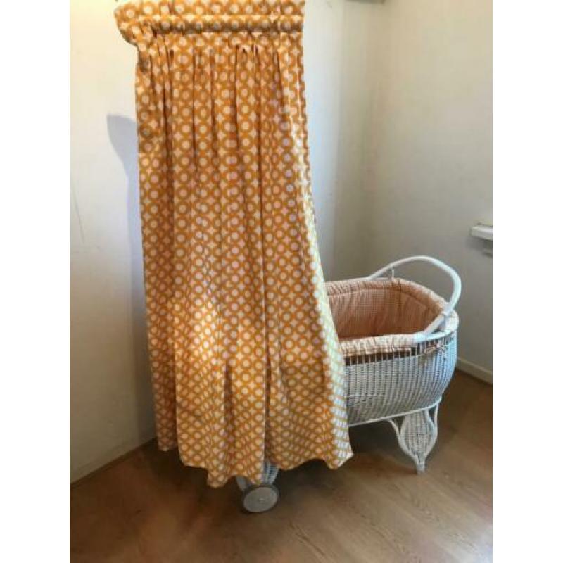 Vintage rieten wieg met nieuwe bekleding en matras