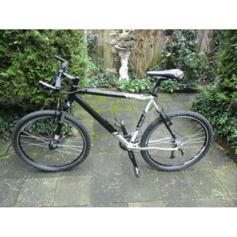 Te koop een mooie en goede MOUNTAIN BIKE.
