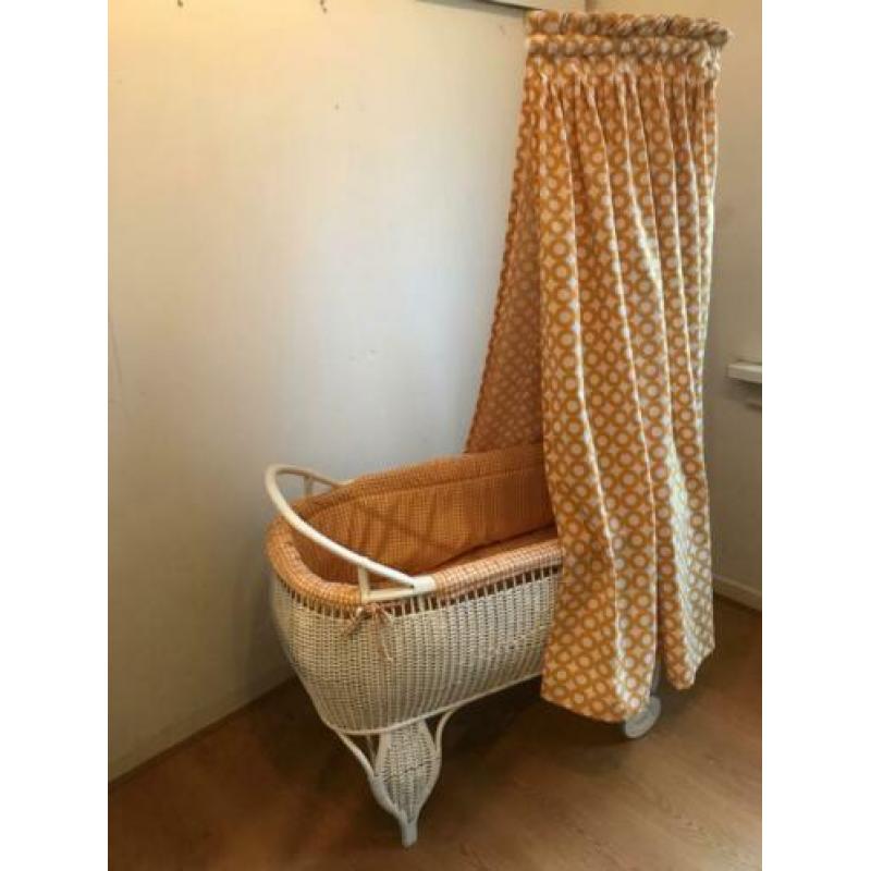 Vintage rieten wieg met nieuwe bekleding en matras