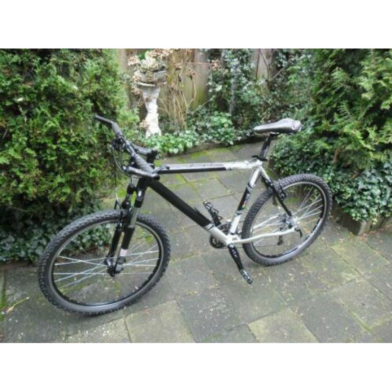 Te koop een mooie en goede MOUNTAIN BIKE.