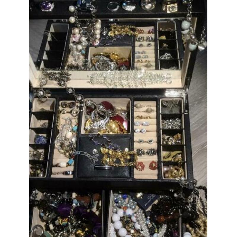 Partij sieraden. Groot lot sieraden in grote koffer.