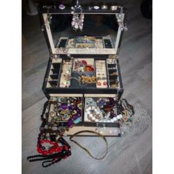 Partij sieraden. Groot lot sieraden in grote koffer.