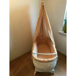Vintage rieten wieg met nieuwe bekleding en matras