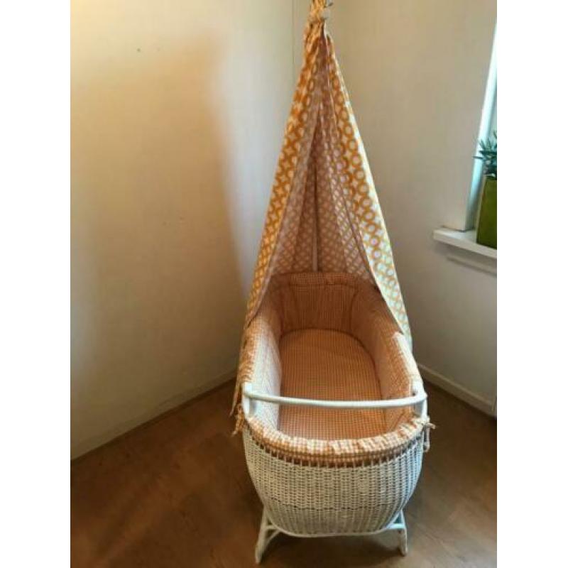 Vintage rieten wieg met nieuwe bekleding en matras