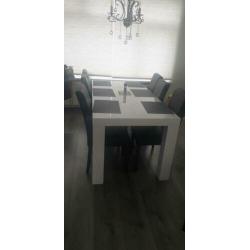 Eettafel met stoelen