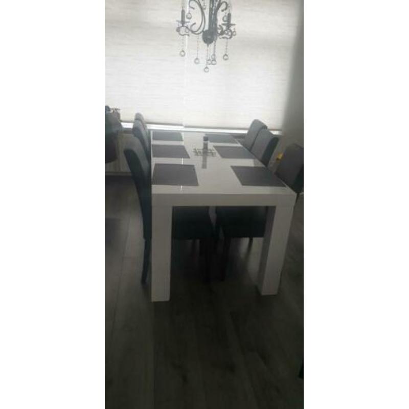 Eettafel met stoelen