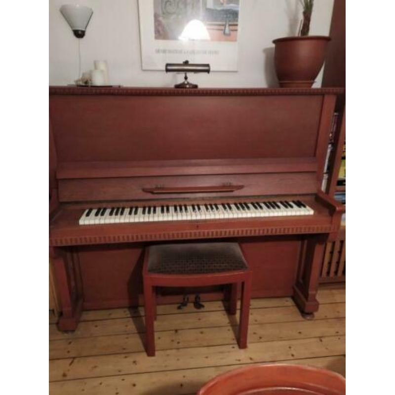 regelmatig gestemde piano met diepe kast en volle klank