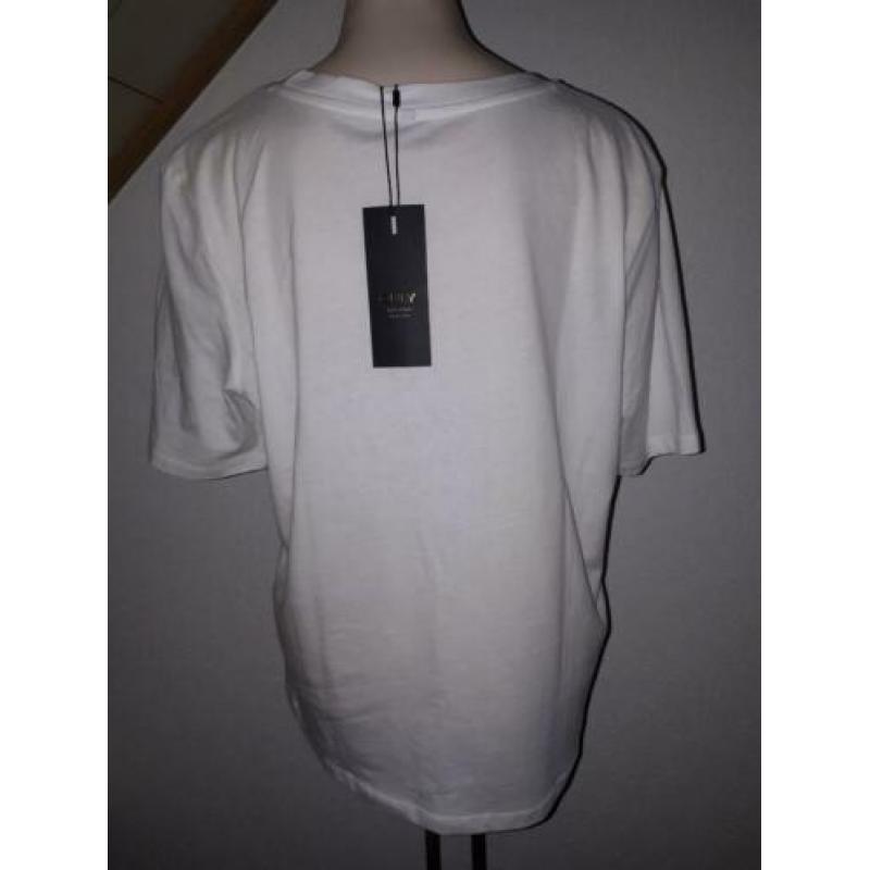 T-shirt gekocht bij de only. Maat M
