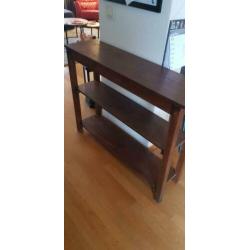 Prachtige sidetable met uitneembare planken