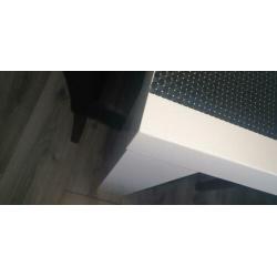 Eettafel met stoelen